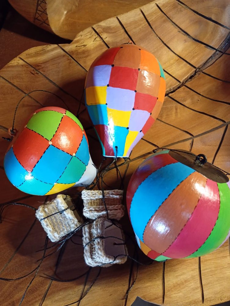 Trio de mini balões de cabaça em xadrez colorido, vistos de cima