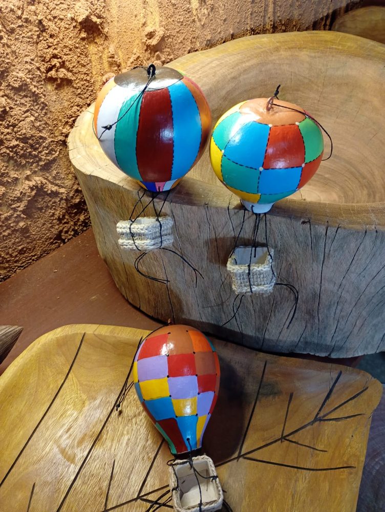 Mini balões de cabaça pendurados, com cestinha de juta