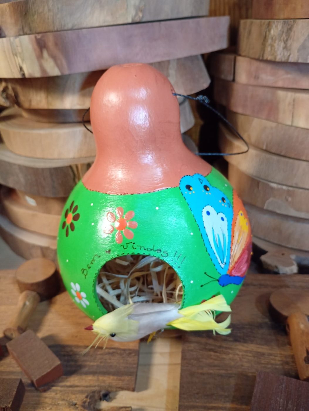 Casinha de passarinho de cabaça pintada em verde, com borboleta e flores, passarinho decorativo na entrada