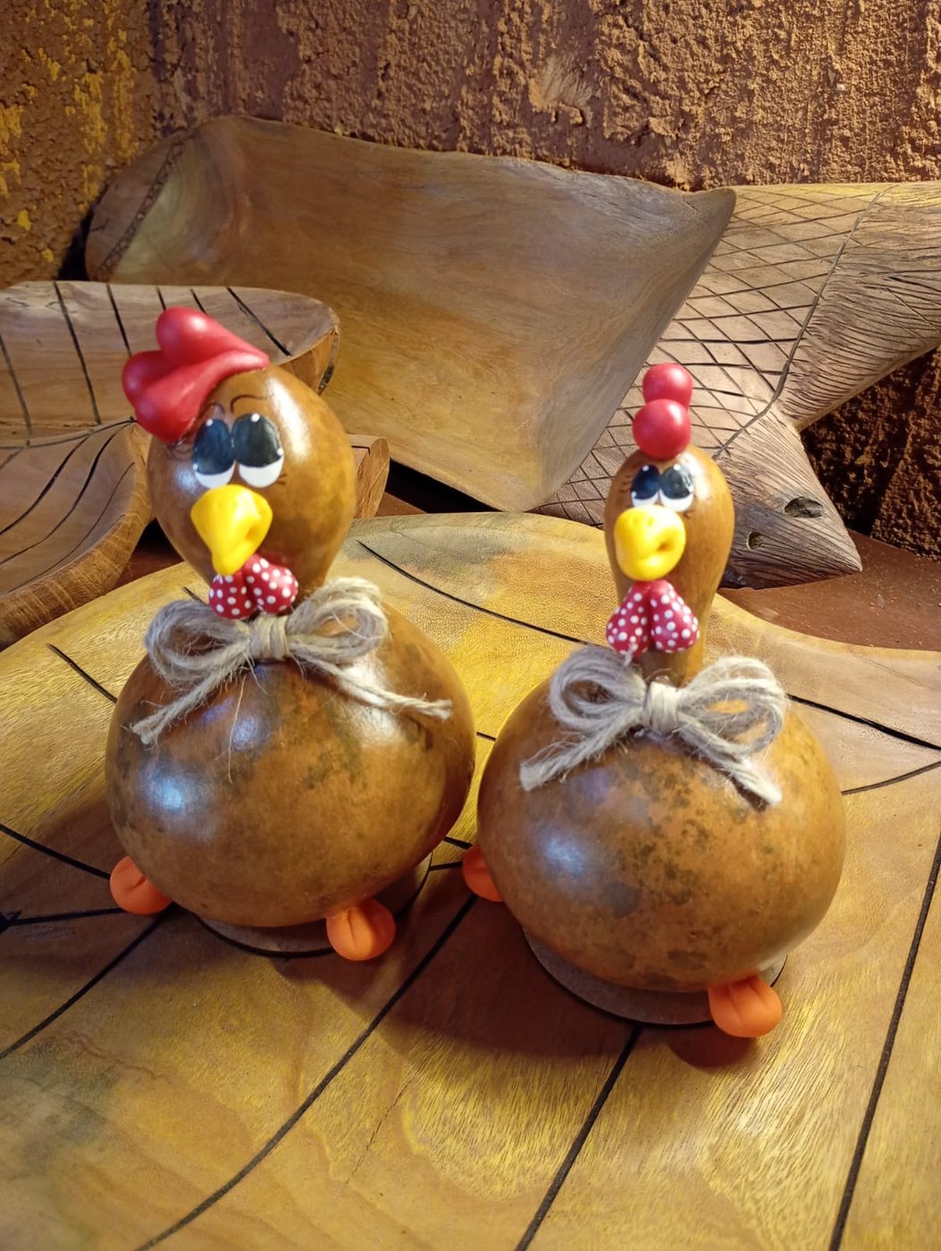 Dupla de galinhas decorativas de cabaça, com crista vermelha, laço de barbante e patinhas laranja