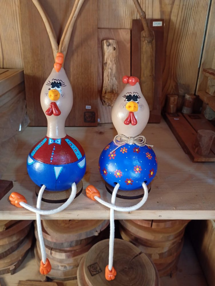 Casal de galinhas de cabaça com pernas de cordão, pintadas à mão