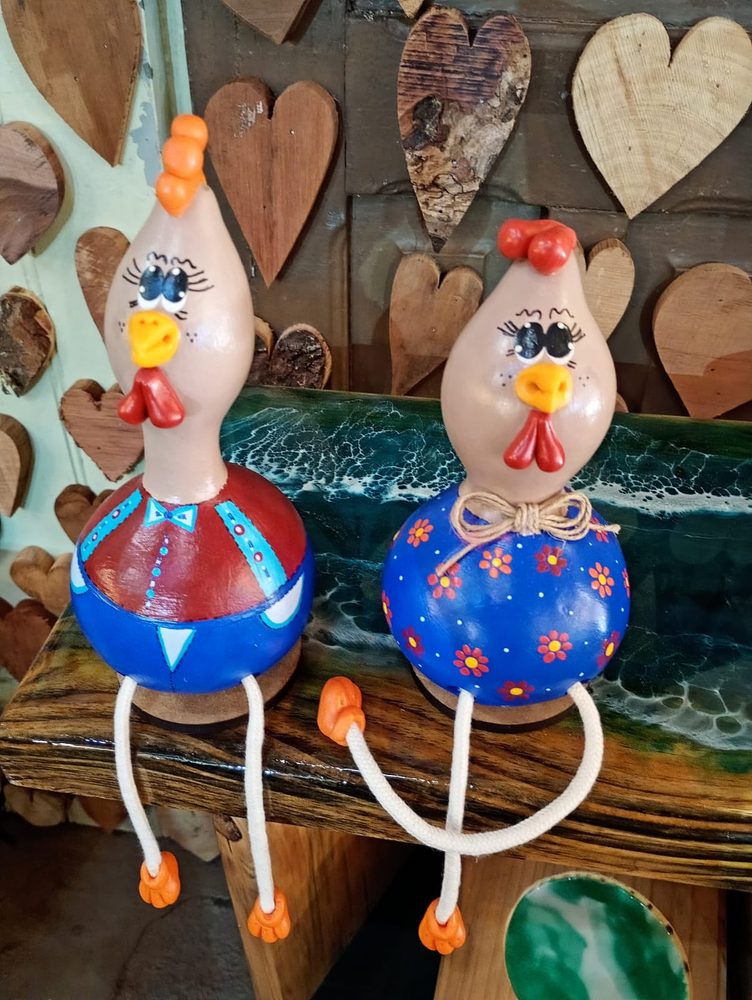 Casal de galinhas de cabaça com pernas de cordão, close das roupinhas pintadas