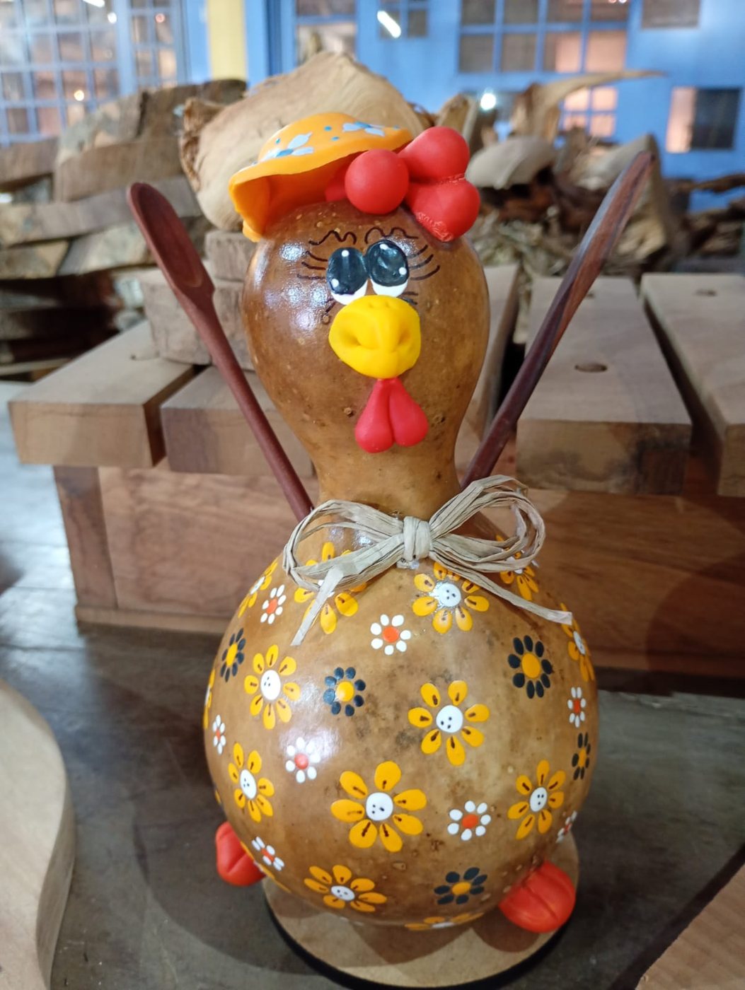 Galinha de cabaça porta-colher de pau, corpo pintado com florzinhas amarelas e chapéu