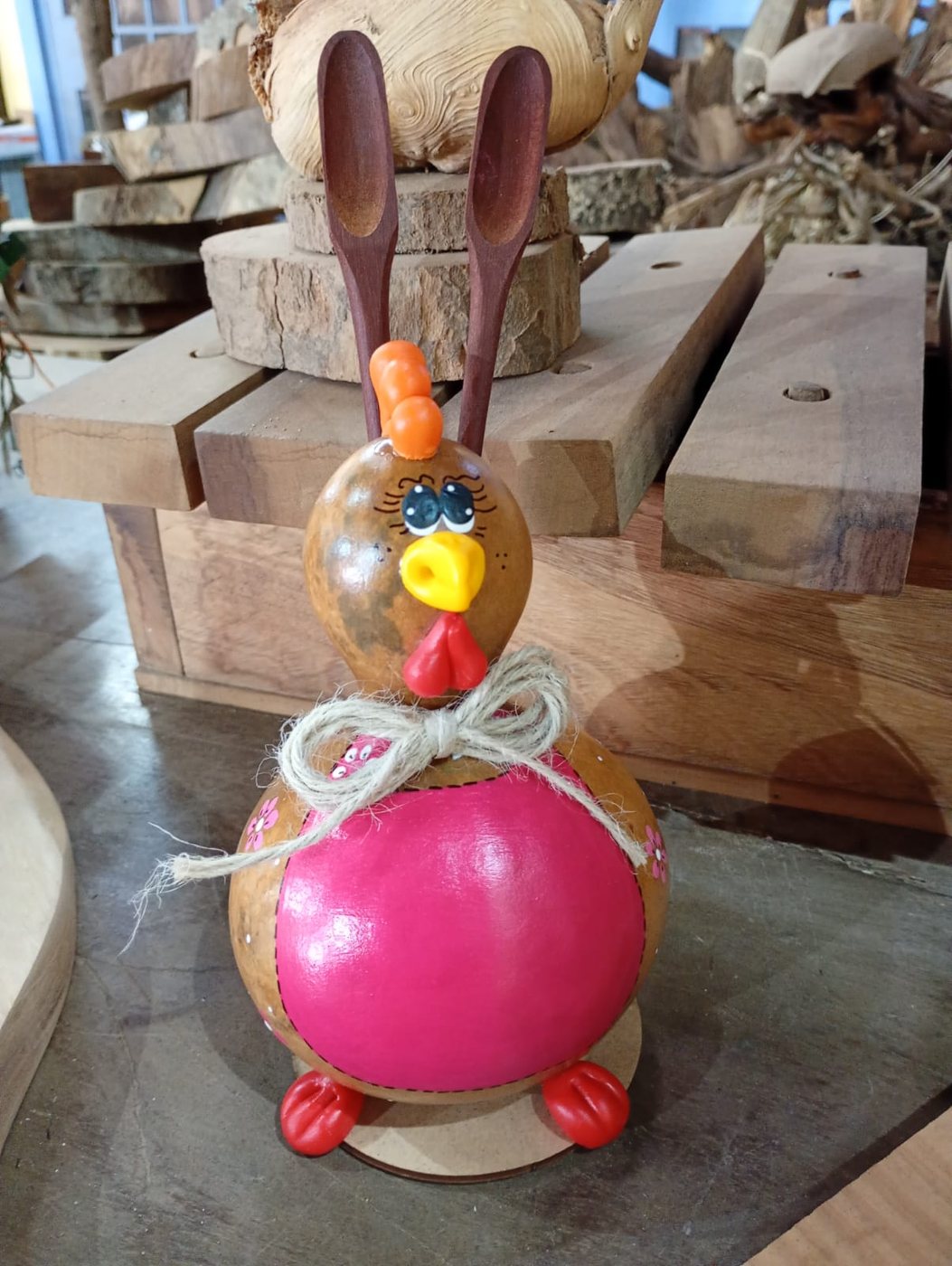 Galinha de cabaça porta-colher de pau, corpo pintado em rosa, com duas colheres de pau