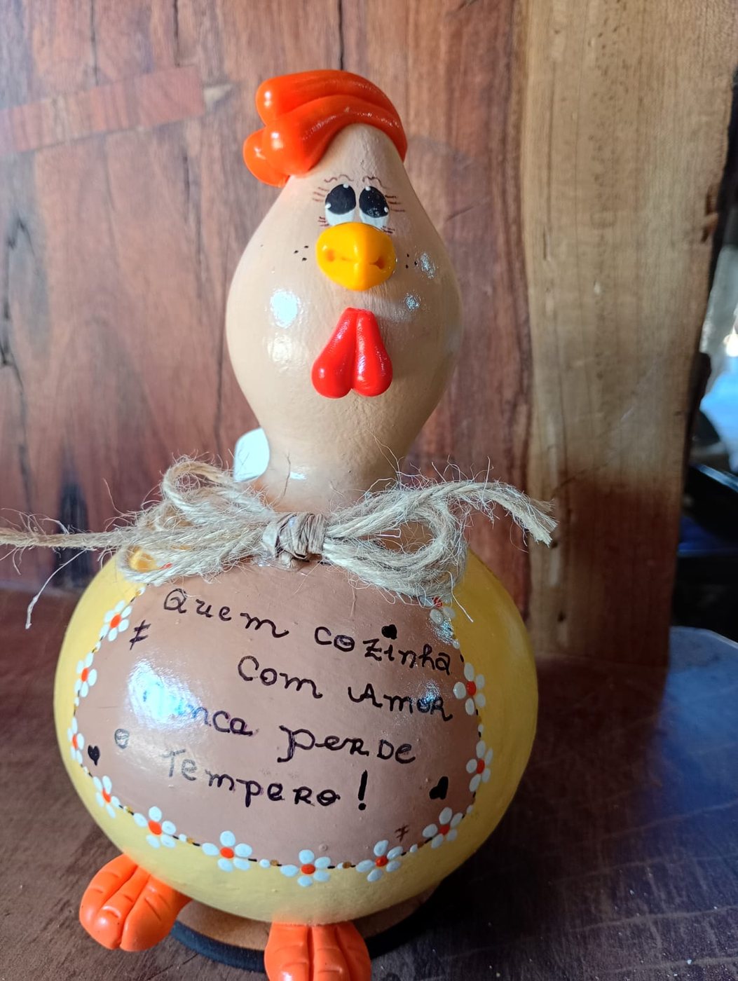Galinha de cabaça porta-palitos com a frase 'Quem cozinha com amor nunca perde o tempero' pintada no corpo