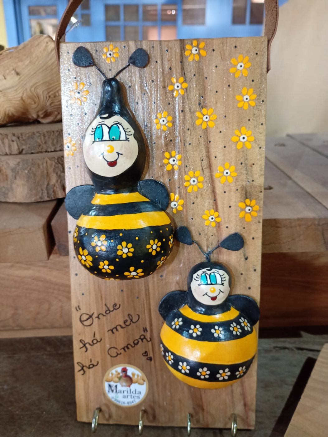 Porta-chaves de madeira com duas abelhinhas de cabaça pintadas à mão e a frase 'Onde há mel há amor'