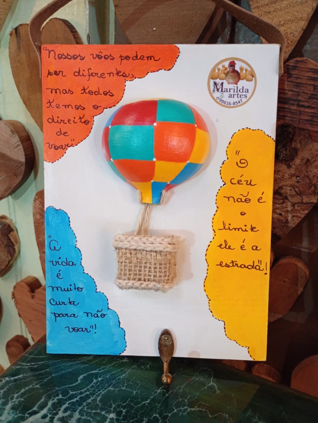 Porta-chaves ou porta-panos de madeira com balão de ar quente de cabaça pintado à mão e frases inspiradoras sobre voar