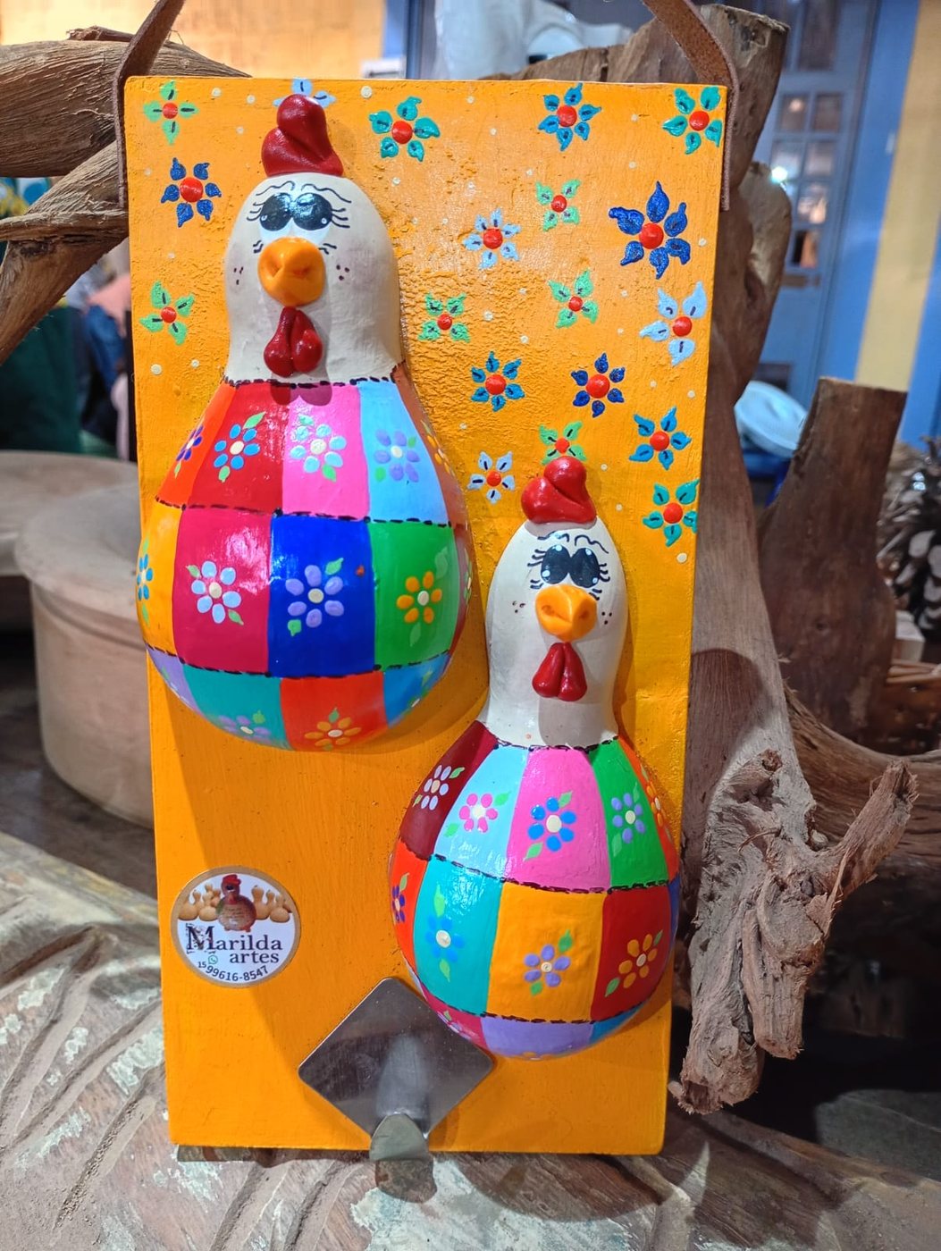 Porta-pano de prato de madeira laranja com duas galinhas de cabaça em patchwork colorido