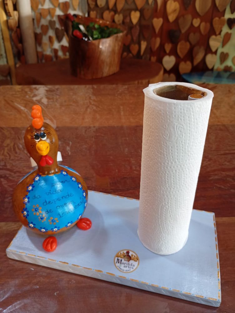 Porta papel-toalha com galinha de cabaça pintada, sobre base de madeira