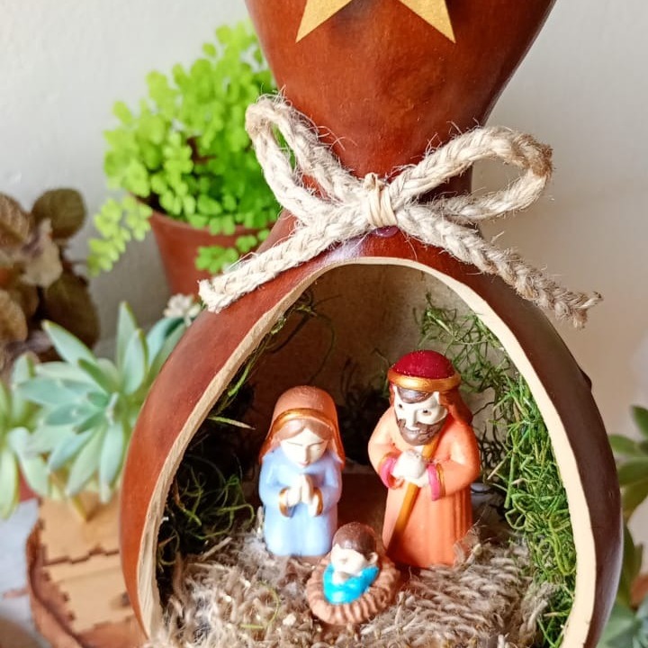 Presépio de cabaça com Sagrada Família em azul e laranja, com estrela dourada no topo